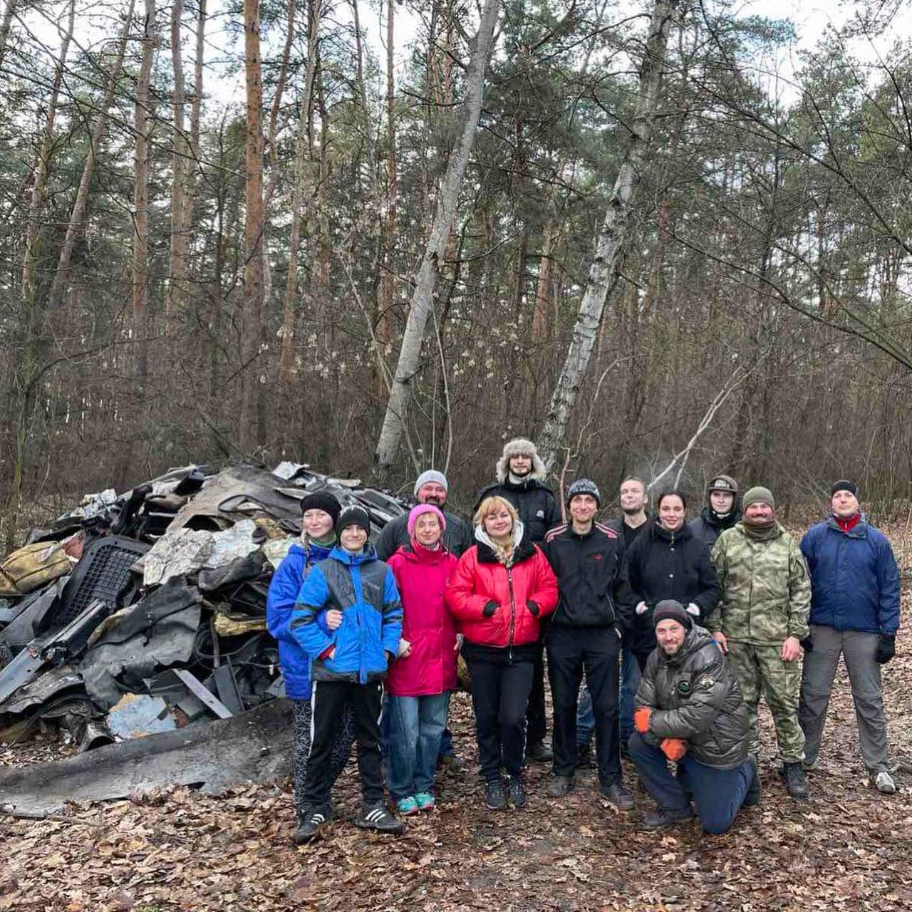 Фото – Активісти прибрали автозвалище в Жихорському лісі та зібрали 2 камази сміття (фото)
