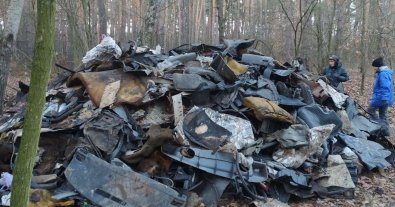 Фото – Волонтери прибрали звалище автомотлоху в лісі під Харковом. Фото