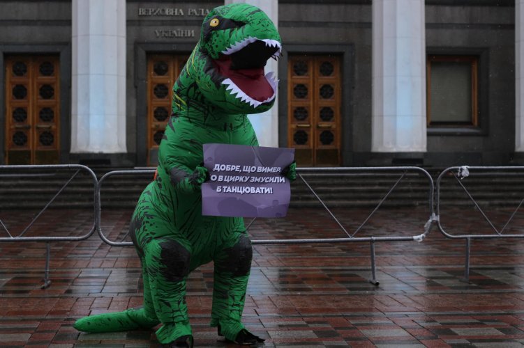 Под Радой митинговал "зеленый динозавр": какие требования выдвинул. Фото