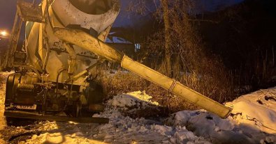 Фото – У Львові злили бетон у озеро Стосика, яке громада врятувала від забудови