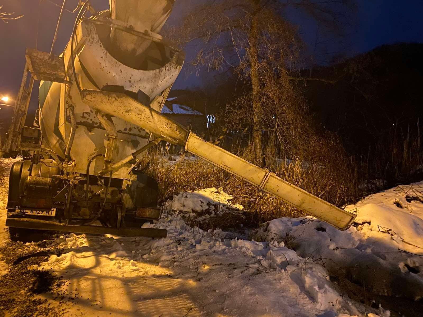 Фото – Во Львове слили бетон в озеро Стосыка, которое громада спасла от застройки