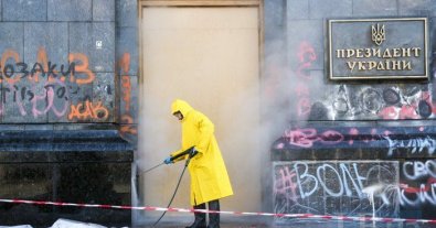 Фото – Экоактивист потролил Офис президента за очищение стены от граффити. Фотоколлаж