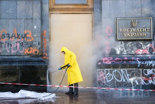 Екоактивіст потролив Офіс президента за очищення стіни від графіті. Фотоколаж
