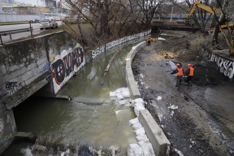 Річку Либідь у Києві взялися розчищати від завалів сміття. Фото