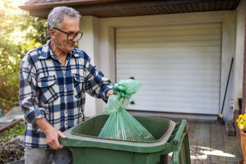 У Харкові оштрафують дідуся, який “недокинув” сміття до контейнера (відео)