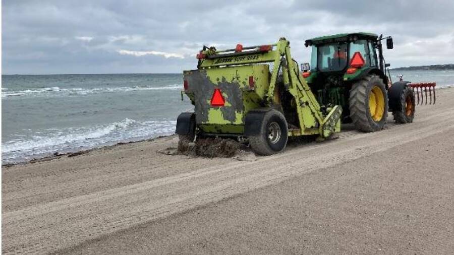 Фото – У Данії прибирають сміття з пляжу і знову скидають його у воду: скільки витрачає місцева влада (фото)