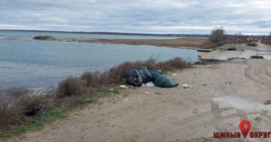 Фото – На берегу Тилигульского лимана образовалась стихийная свалка (фото)