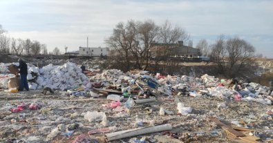 Фото – У Києві розвели величезне звалище біля озера. Фото