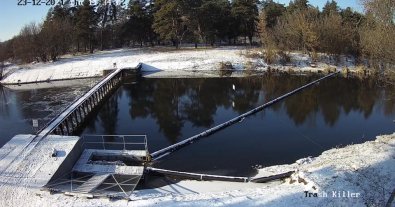 Фото – У Харкові сміттєвий уловлювач за 2 місяці очистив річку Уди від 600 кг сміття. Відео