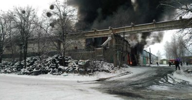 Фото – Біля Києва загорівся склад шин: у небо піднявся високий стовп чорного диму. Фото