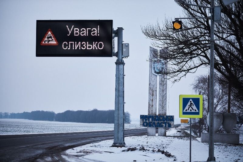 Перше в Україні: на Черкащині з'явилося дорожнє табло на енергії сонця. Фото