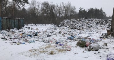 Фото – На Полтавщині блокують в’їзд до сміттєзвалища: немає куди звозити відходи