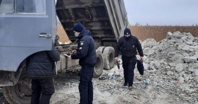 Фото – В Херсоне в плавни свозят строительный мусор: виновнику грозит 850 грн штрафа