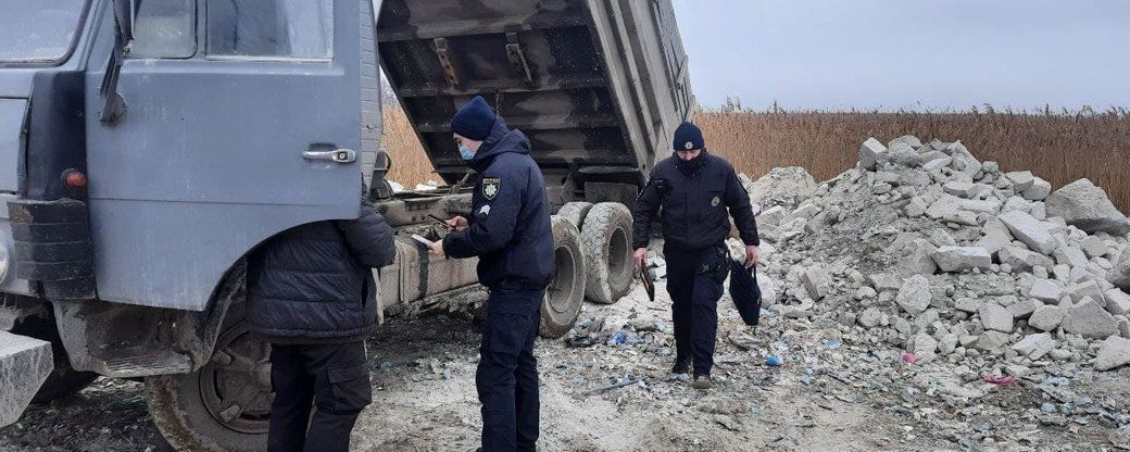Фото – У Херсоні у плавні звозять будівельне сміття: винуватцю загрожує 850 грн штрафу