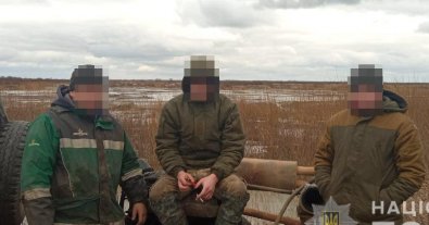 Фото – "Просто вийшли погуляти": на Рівненщині зловили "на гарячому" бурштинових старателів