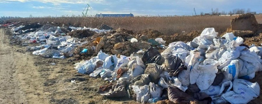 Берег Дніпра в Херсоні перетворили на звалище будівельного сміття. Фото та відео