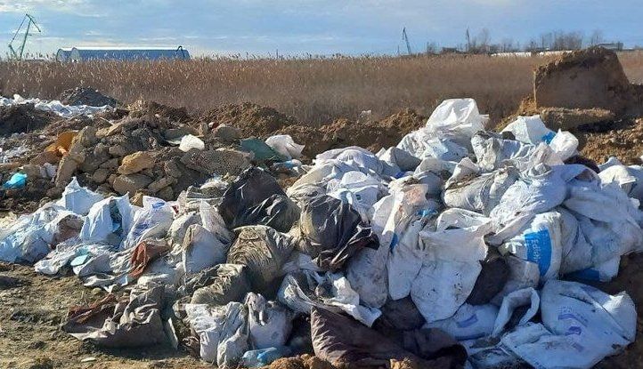Фото – Берег Дніпра в Херсоні перетворили на звалище будівельного сміття. Фото та відео