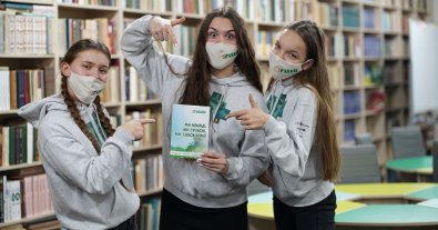 Фото – На Сумщині школярки вчать дітей екокультурі та сортуванню сміття. Фото