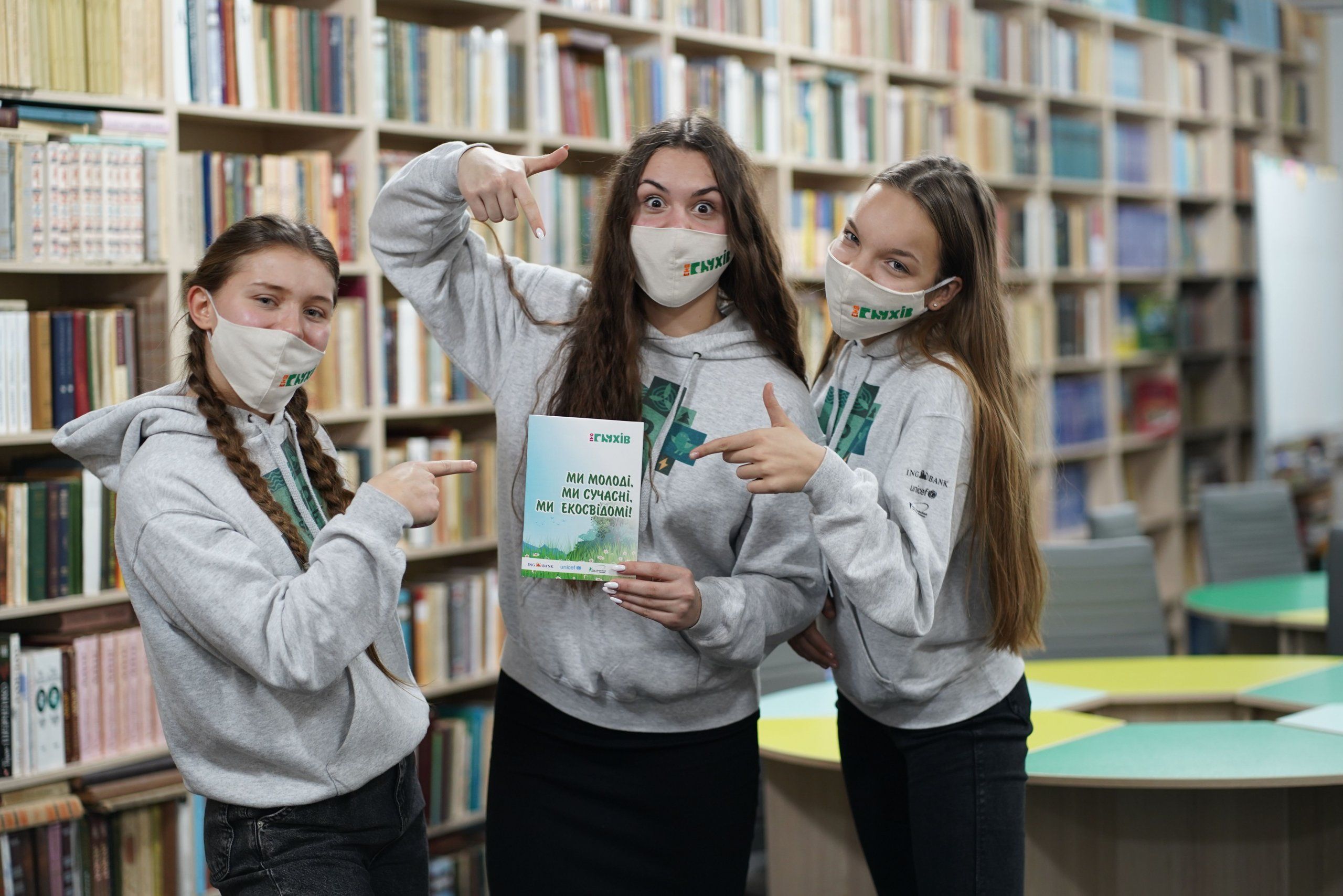 Фото – На Сумщині школярки вчать дітей екокультурі та сортуванню сміття. Фото