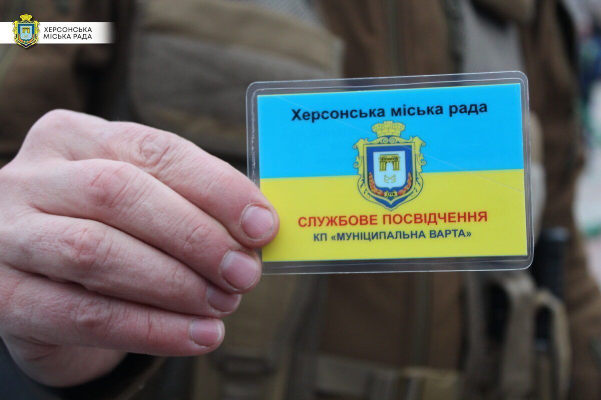 Фото – В Херсоне "Муниципальная варта" уберегла побережье Днепра от засорения. Видео