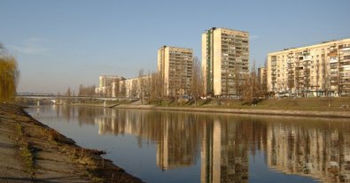Фото – В Киеве вода на левом берегу Днепра стала коричневой. Видео
