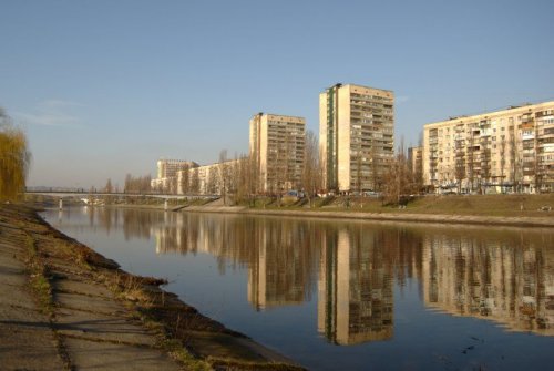 В Киеве вода на левом берегу Днепра стала коричневой. Видео