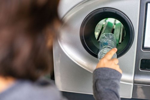 У Києві встановили ще один автомат, який приймає пластик в обмін на благодійність
