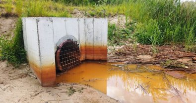 Фото – Річка в Сумах "поржавіла": у водоймі виявили перевищення заліза в 76 разів