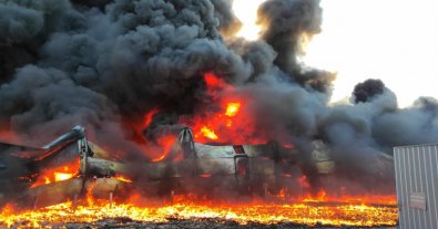 Фото – У Сумах внаслідок обстрілу сталася масштабна пожежа на складі лакофарбованих матеріалів