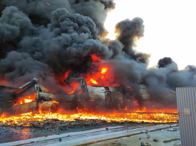 У Сумах внаслідок обстрілу сталася масштабна пожежа на складі лакофарбованих матеріалів