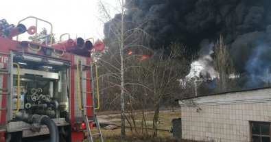 Фото – У Чернігові від ворожих обстрілів загорілася нафтобаза. Фото та відео