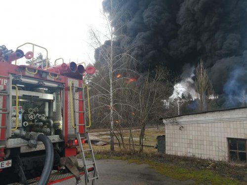 В Чернигове от вражеских обстрелов загорелась нефтебаза. Фото и видео