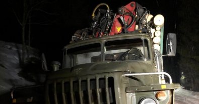 Фото – На Закарпатті зловили "чорних лісорубів" і відправили їх рубати дрова на фронт. Фото