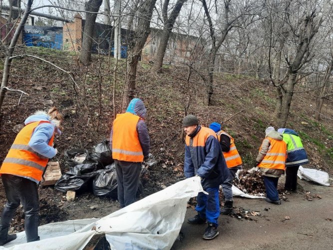 В Киевском районе Одессы коммунальщики ликвидировали стихийную свалку. Фото