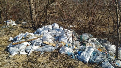 У Львові виявили величезні купи сміття на землі. Фото