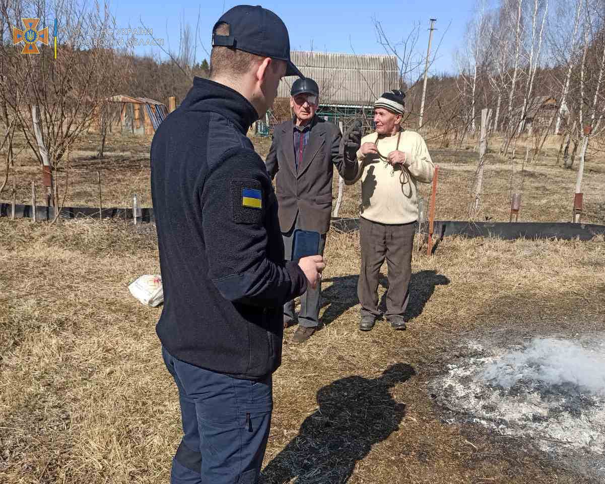 Фото – На Львовщине поймали и оштрафовали 22 "хозяев", которые сжигали траву. Фото