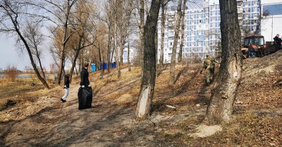 Фото – Активисты в Киеве убрали и облагородили берег Иорданского озера. Фото