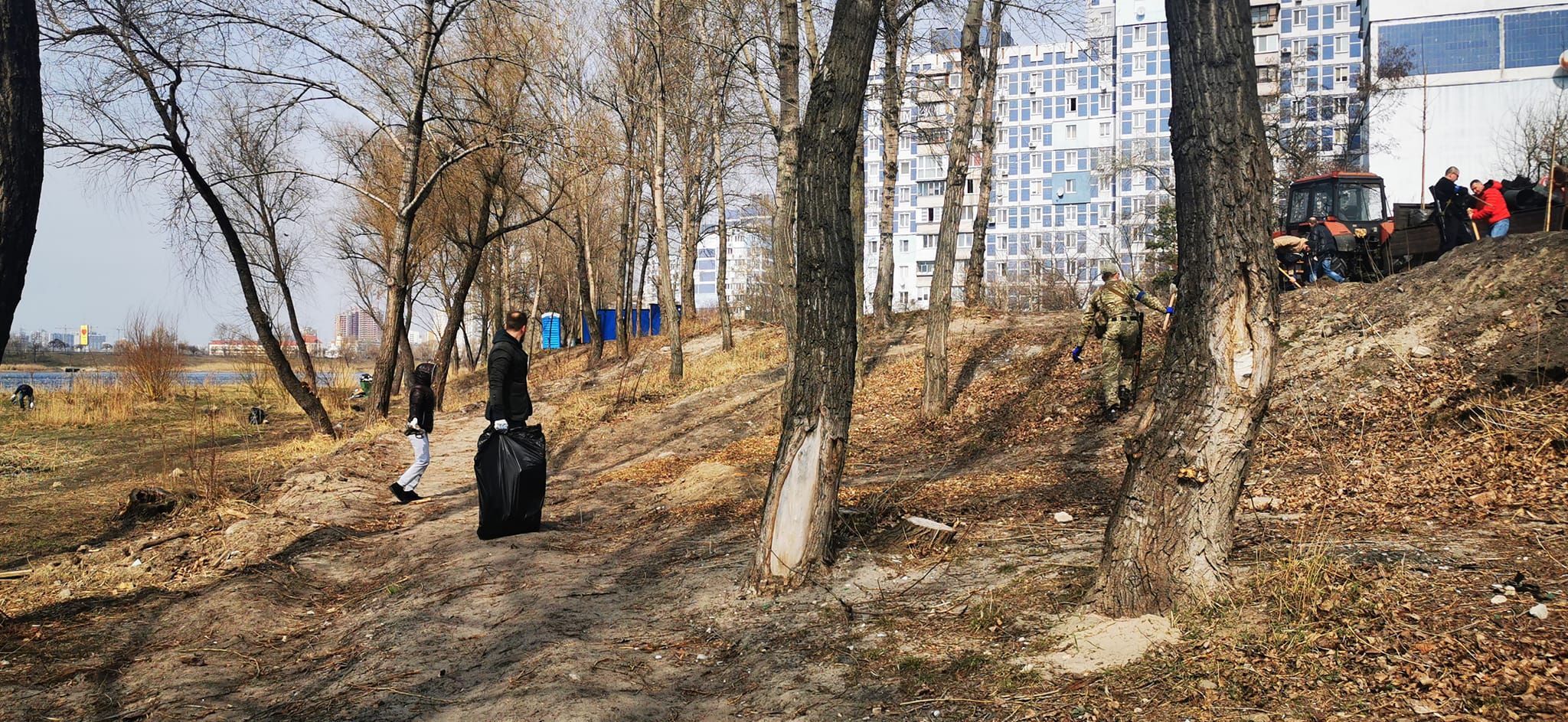 Фото – Активисты в Киеве убрали и облагородили берег Иорданского озера. Фото