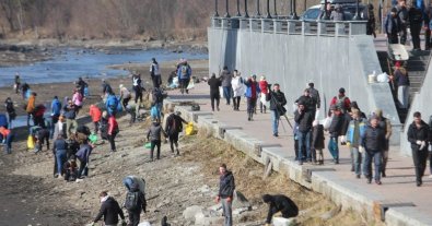 Фото – У Житомирі понад тисячу людей прибрало набережну в міському парку. Фото