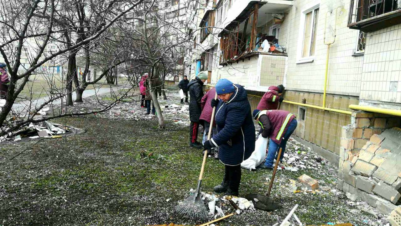 Фото – Киев во время войны в чистоте содержат более 2,3 тысячи дворников