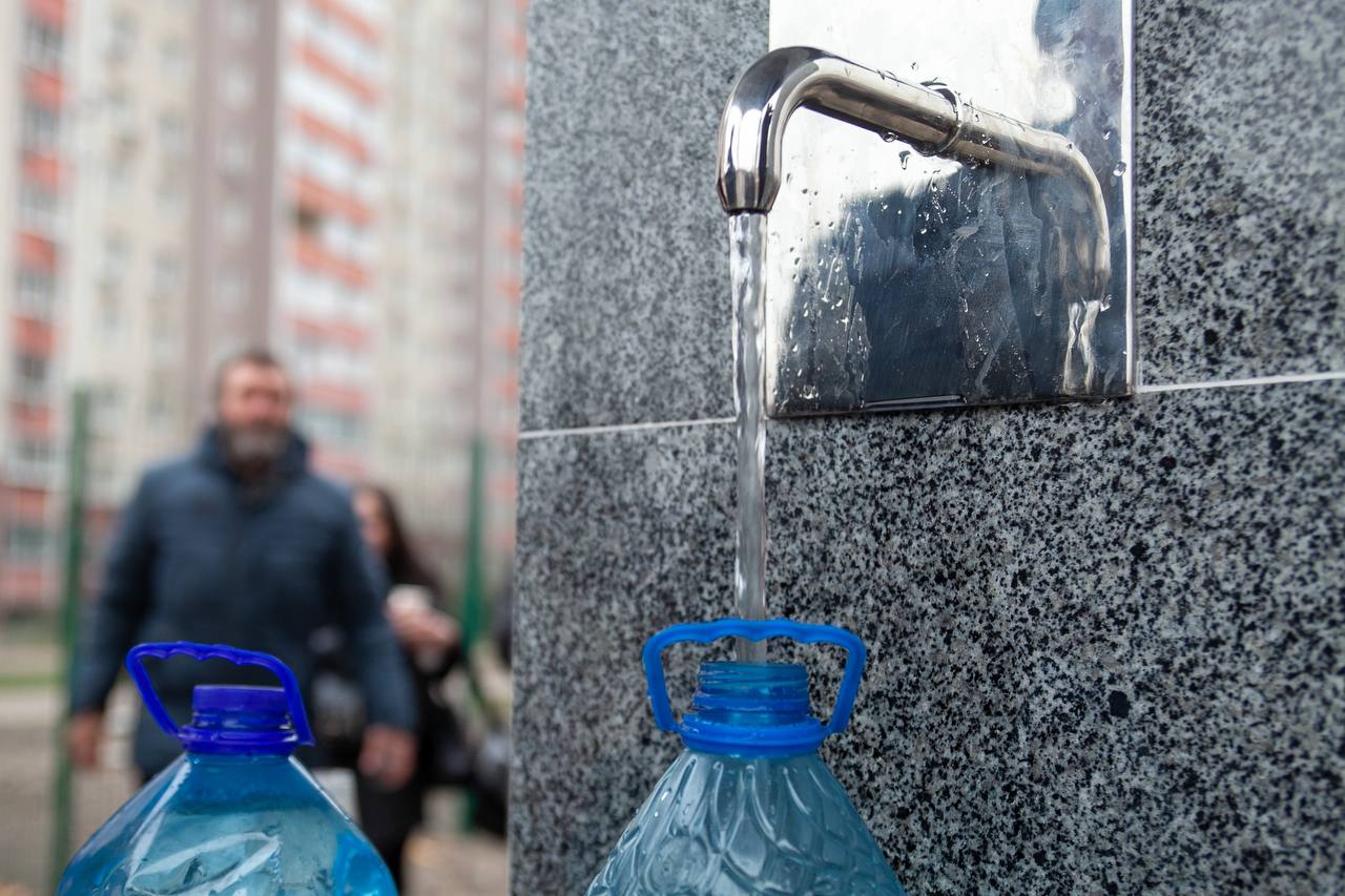Фото – Киевляне могут набрать качественную питьевую воду в бюветах. Карта
