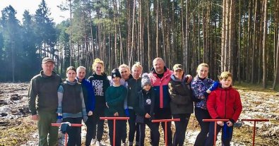 Фото – На Волині переселенці долучилися до висадки лісу в межах програми Зеленського. Фото