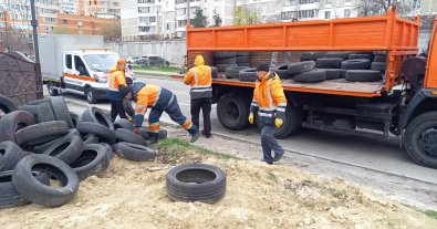Фото – У Києві на Дарниці комунальники вивезли тисячі шин на подальшу переробку. Фото