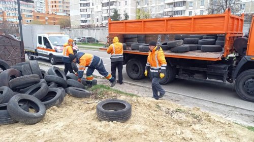 В Киеве на Дарнице коммунальщики вывезли тысячи шин для дальнейшей переработки. Фото