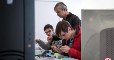 Фото – У Луцьку студенти створюють сонячні "зарядки" для українських військових. Фото