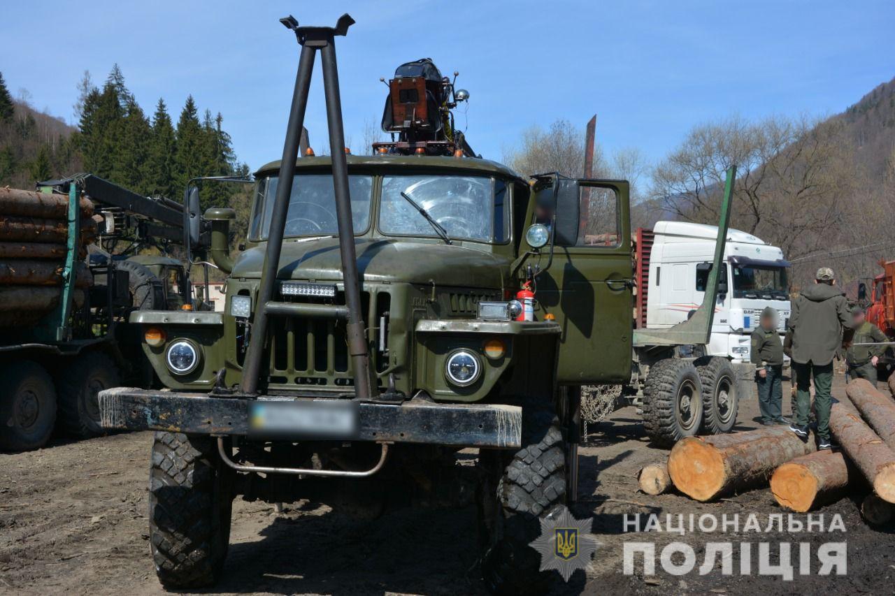 Фото – Закарпатские полицейские конфисковали грузовик с нелегальной древесиной