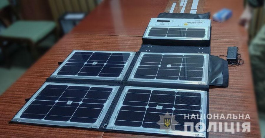 Волонтер із Києва передав військовим ЗСУ портативну сонячну панель