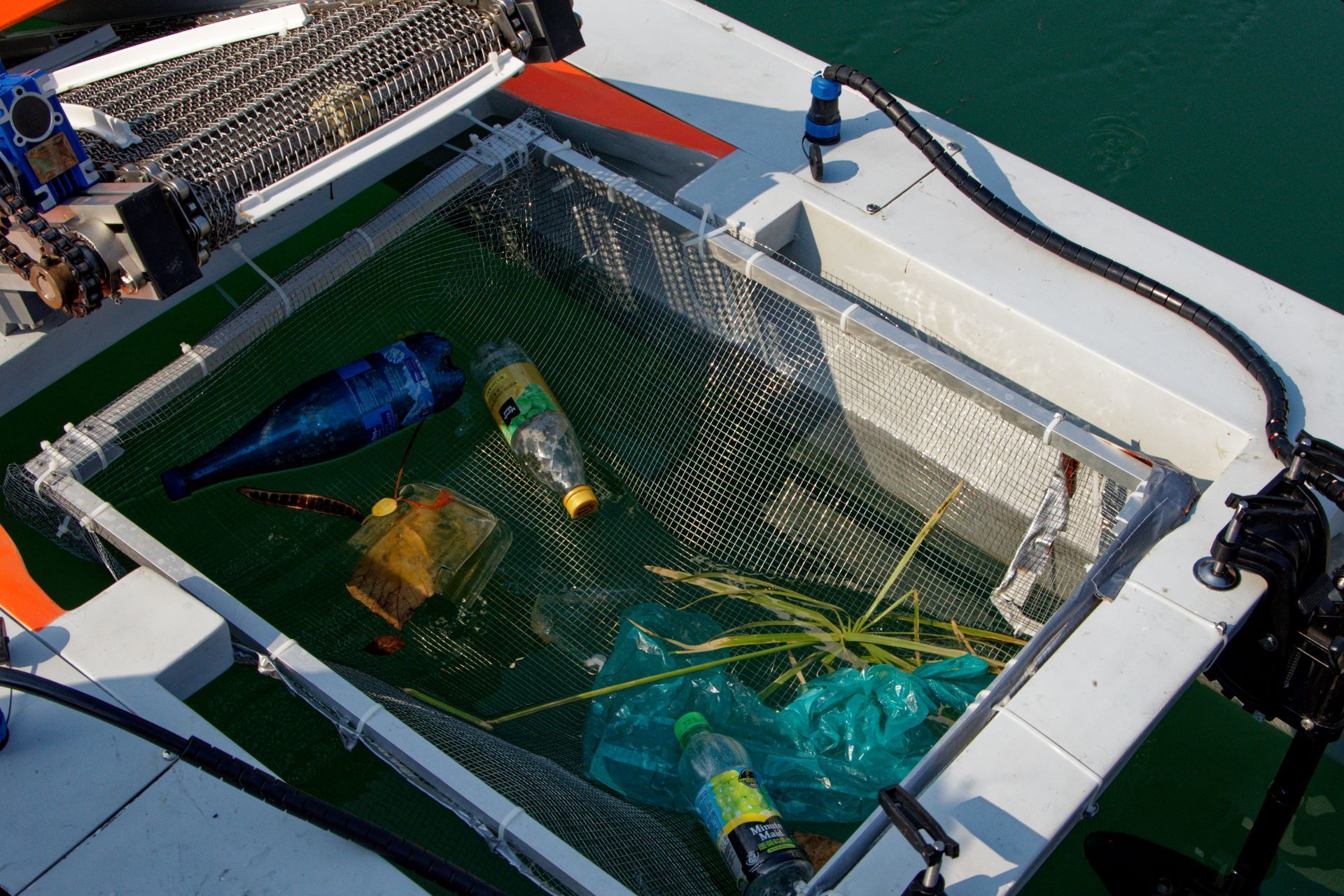 У Гонконзі на воду випустили роботизований морський збирач сміття. Фото