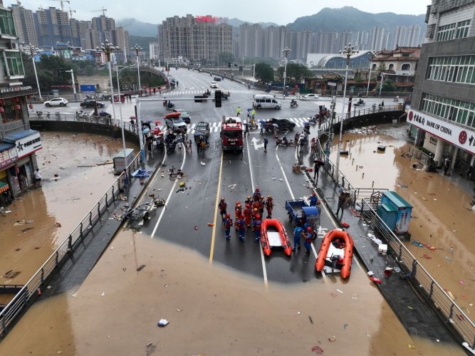 Втекти від повені в рекордну спеку: Китай зазнав подвійного кліматичного удару
