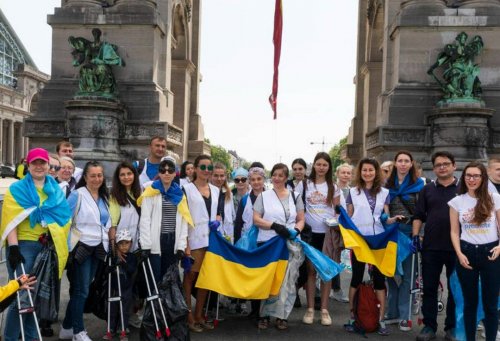 Ukrainianі in Belgium clean up park ti thank for their support. Photo